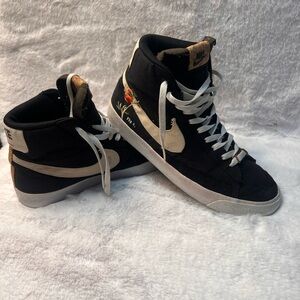 Nike Black and Green Sneakers